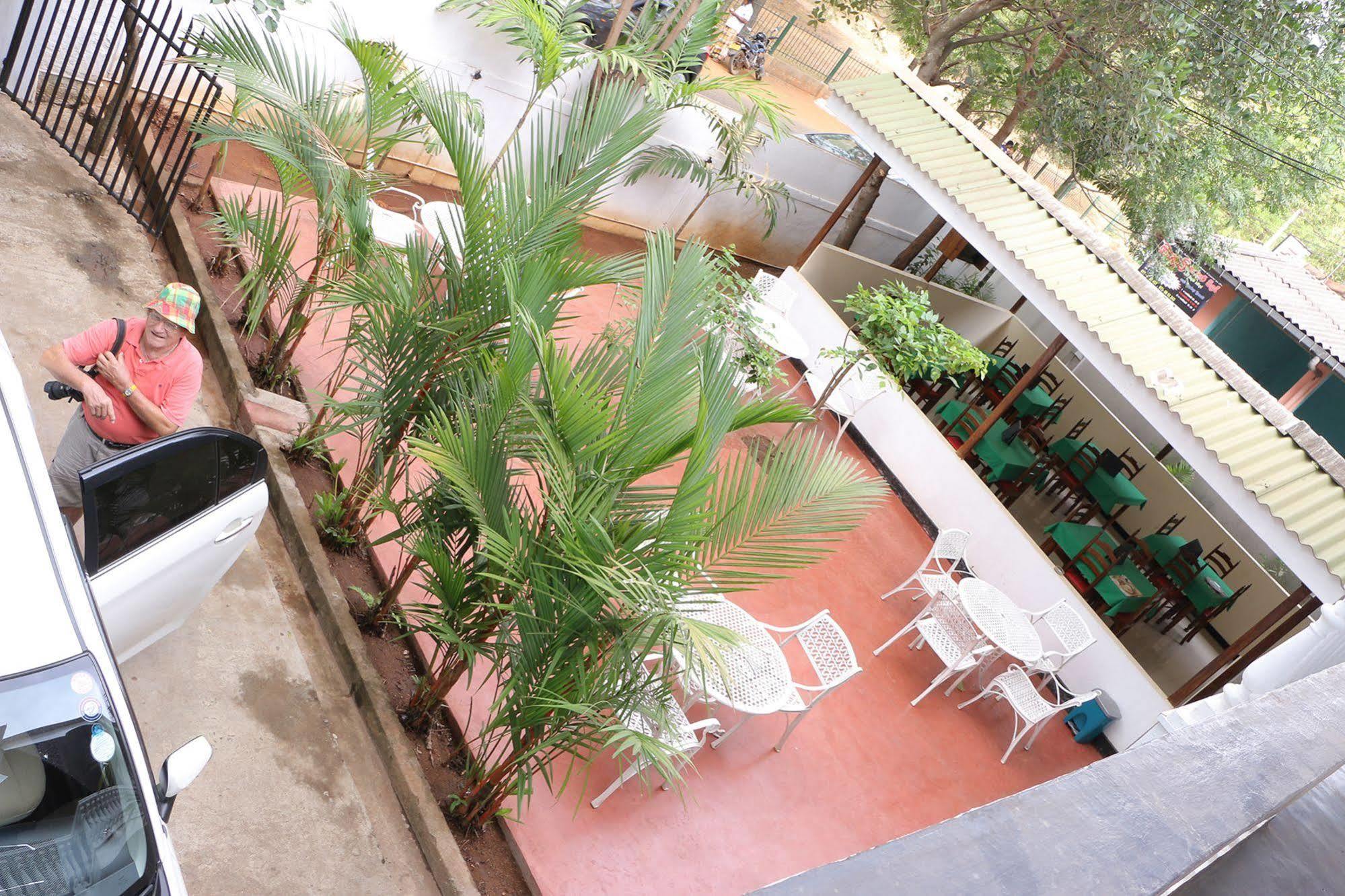 French Garden Tourist Rest Hotel Anuradhapura Kültér fotó